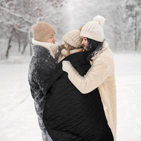 2-in-1 Winter Camping Warmth Kit with Carry Bag: 210 * 75cm Green Portable Waterproof Warm Sleeping Bag and 200 * 140cm Large Black Double Layer Waterproof Fleece Camping Blanket for Hiking Travel Indoor Outdoor Use